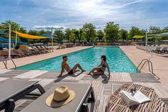 La Plage Fleurie campsite - Water park - Couple by the swimming pool