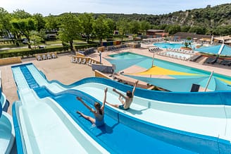 La Plage Fleurie campsite - Water park - Mother and her son under a waterfall on the splash pad