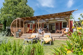 La Plage Fleurie campsite - Accommodation - Couples on the Sirius Premium Cottage terrace