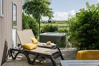 Camping Yelloh! Village Les Mouettes - Hébergements - Cottage Natura Premium avec spa, 6 personnes, 3 chambres, 2 salles de bain - terrasse avec spa