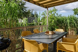 Camping Les Mouettes - Hébergements - Cottage Natura Premium avec spa, 6 personnes, 3 chambres, 2 salles de bain - terrasse couverte