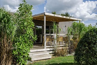 Camping Les Mouettes - Accommodaties - Cottage Natura Premium met spa, 6 personen, 3 slaapkamers, 2 badkamers - terras met spa
