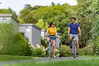 Les Mouettes campsite - Accommodation - Couple cycling along the paths