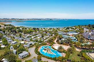 Camping Les Mouettes - Vue aérienne du parc aquatique et des cottages