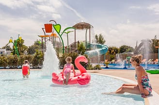 Les Mouettes campsite - The water park - A mother and her two daughters in the Aqua garden paddling pool