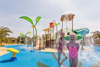 Camping Les Mouettes - Le parc aquatique - Deux enfants jouant à l\'Aqua garden