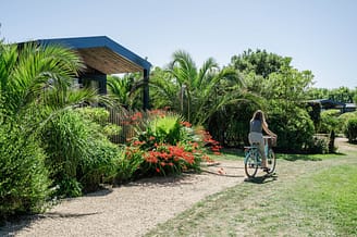 Les Mouettes - femme &agrave; v&eacute;lo devant cottage