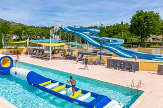 Camping La Plage Fleurie - Waterpark - Kinderen spelen op een springkasteel