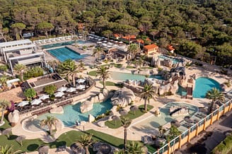 famille allant &agrave; la piscine