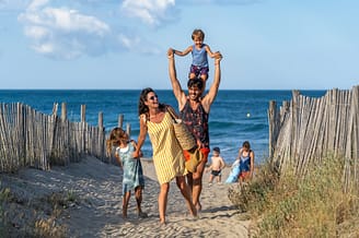 Campingplatz Le Brasilia, eine Familie, die vom Strand zur&uuml;ckkommt