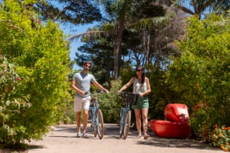 Camping Le Brasilia, couple à vélo dans les allées du camping