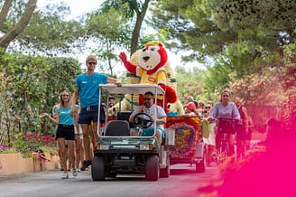 Le Brasilia campsite, children’s activities, parade. Yellito