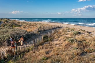 Le Brasilia campsite, family going to the beach