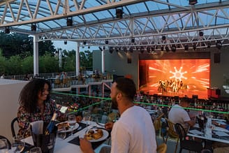 Camping la Sir&egrave;ne - Bars et restaurants - Sir&egrave;ne Arena - Couple dinant &agrave; un diner spectacle