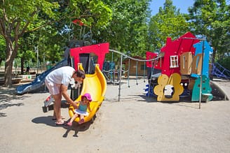 Camping la Sir&egrave;ne - Clubs enfants et adolescents - P&egrave;re et sa fille &agrave; l\'aire de jeux