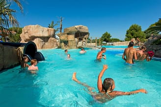Camping Le Bois de Valmarie - Espace aquatique - Enfants jouant dans le parc aquatique
