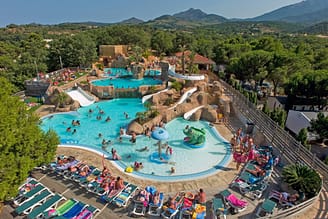 Camping Le Bois de Valmarie - Espace aquatique - vue a&eacute;rienne du parc aquatique