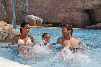Camping l\'Hippocampe - Parc aquatique - Couple et leurs enfants dans la pataugoire