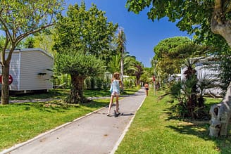 Camping l\'Hippocampe - Le domaine - Enfants jouant sur les all&eacute;es pi&eacute;tonnes