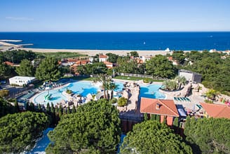 Camping Le Bois de Valmarie - Vue aérienne de l\'espace aquatique, de la page et de la mer méditerranée