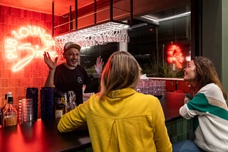 Camping la Sirène - Bars et restaurants - 2 femmes discutant avec le barmaid 