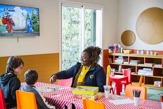 Camping le Bois de Valmarie - Activités et animation - Enfants et animatrice dans le club enfant