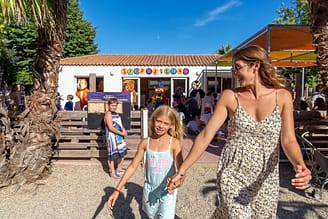 Campingplatz La Sirène - Kinder- und Jugendclubs - Syppox Club - Kind mit seiner Mutter