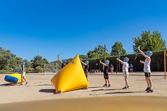 Camping l\'Hippocampe - Activités et animations - Enfant jouant au Battle Archery