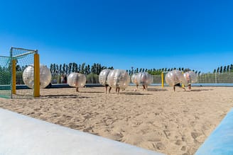 Camping l\'Hippocampe - Activités et animations - Enfant jouant au Bubble Foot