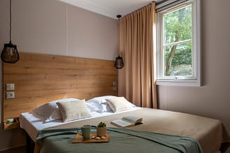 Camping Arc en Ciel - Rentals - Ma&eacute; Cottage - Master Bedroom