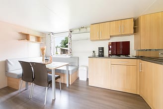 Camping La Plage Fleurie - Accomodaties - Cottage Alizé - 4 personen - 2 slaapkamers - Keuken - Woonkamer