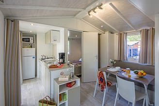 Camping La Plage Fleurie - Accomodaties - Cottage Bali - 4 personen - 2 slaapkamers - Keuken - Woonkamer