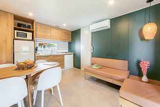 Camping La Plage Fleurie - Accomodaties - Cottage Calys - 4 personen - 2 slaapkamers - Keuken - Woonkamer