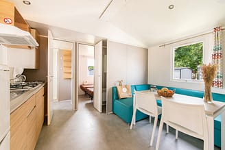 Camping La Plage Fleurie - Accomodaties - Cottage Moorea - 4 personen - 2 slaapkamers - Keuken - Woonkamer
