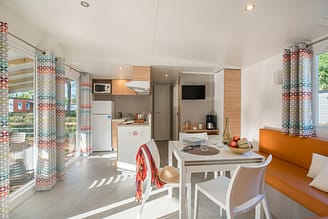 Camping La Plage Fleurie - Accomodaties - Cottage Orion - 6 personen - 3 slaapkamers - Woonkamer - Keuken 