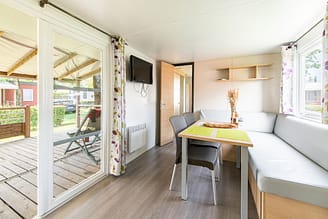 Camping La Plage Fleurie - Accomodaties - Cottage Alizé - 4 personen - 2 slaapkamers - Woonkamer met terras