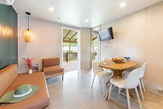 Camping La Plage Fleurie - Accomodaties - Cottage Calys - 4 personen - 2 slaapkamers - Woonkamer
