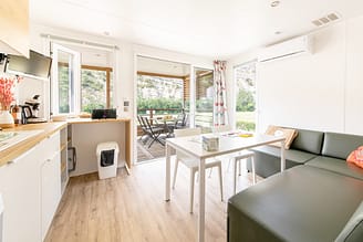 Camping La Plage Fleurie - Accomodaties - Cottage Livia Premium - 4 personen - 2 slaapkamers - Woonkamer - Terras