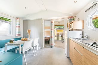 Camping La Plage Fleurie - Accomodaties - Cottage Moorea - 4 personen - 2 slaapkamers - Keuken - Woonkamer