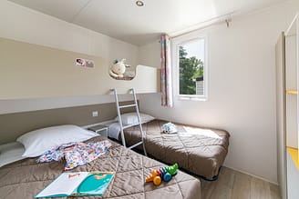 Camping La Plage Fleurie - Accomodaties - Cottage Riviera - 4 tot 5 personen - 2 slaapkamers - Kinderkamer