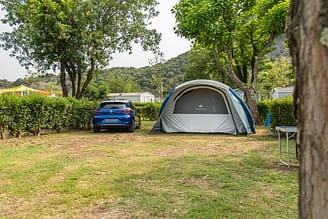 La Plage Fleurie campsite - Reception - Couple collecting their keys at the campsite reception