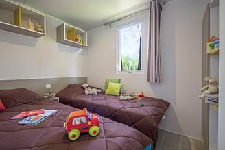 Camping La Plage Fleurie - Accomodaties - Cottage Bali - 4 personen - 2 Slaapkamers - Kinderkamer