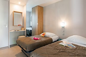 Camping La Plage Fleurie - Accomodaties - Cottage Calys - 4 personen - 2 Slaapkamers - Kinderkamer