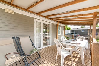 Camping La Plage Fleurie - Accomodaties - Cottage Gili - 4 personen - 2 slaapkamers - Terras