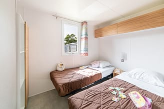Camping La Plage Fleurie - Accomodaties - Cottage Moorea - 4 personen - 2 Slaapkamers - Kinderkamer 