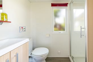 Camping La Plage Fleurie - Accomodaties - Cottage Alizé - 4 personen - 2 slaapkamers - Badkamer