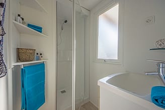 Camping La Plage Fleurie - Accomodaties - Cottage Bali - 4 personen - 2 slaapkamers - Badkamer