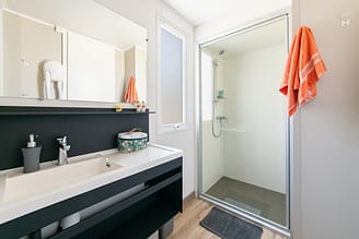 Camping La Plage Fleurie - Accomodaties - Cottage Livia Premium - 4 personen - 2 slaapkamers - Badkamer
