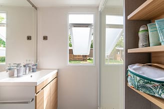 Camping La Plage Fleurie - Accomodaties - Cottage Sirius Premium - 6 personen - 3 slaapkamers - Badkamer
