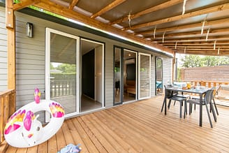 Camping La Plage Fleurie - Accomodaties - Cottage Calys - 4 personen - 2 slaapkamers - Terras